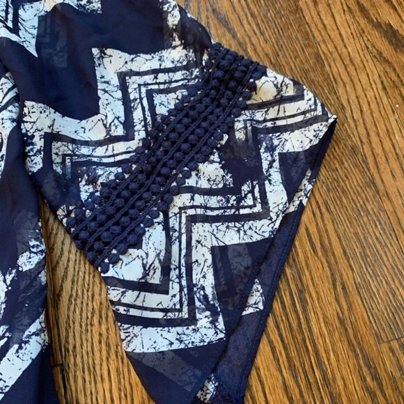 🤸‍♀️3 for 12🤸‍♂️ NWT AB Studio Chevron Navy Blouse - Picture 2 of 5